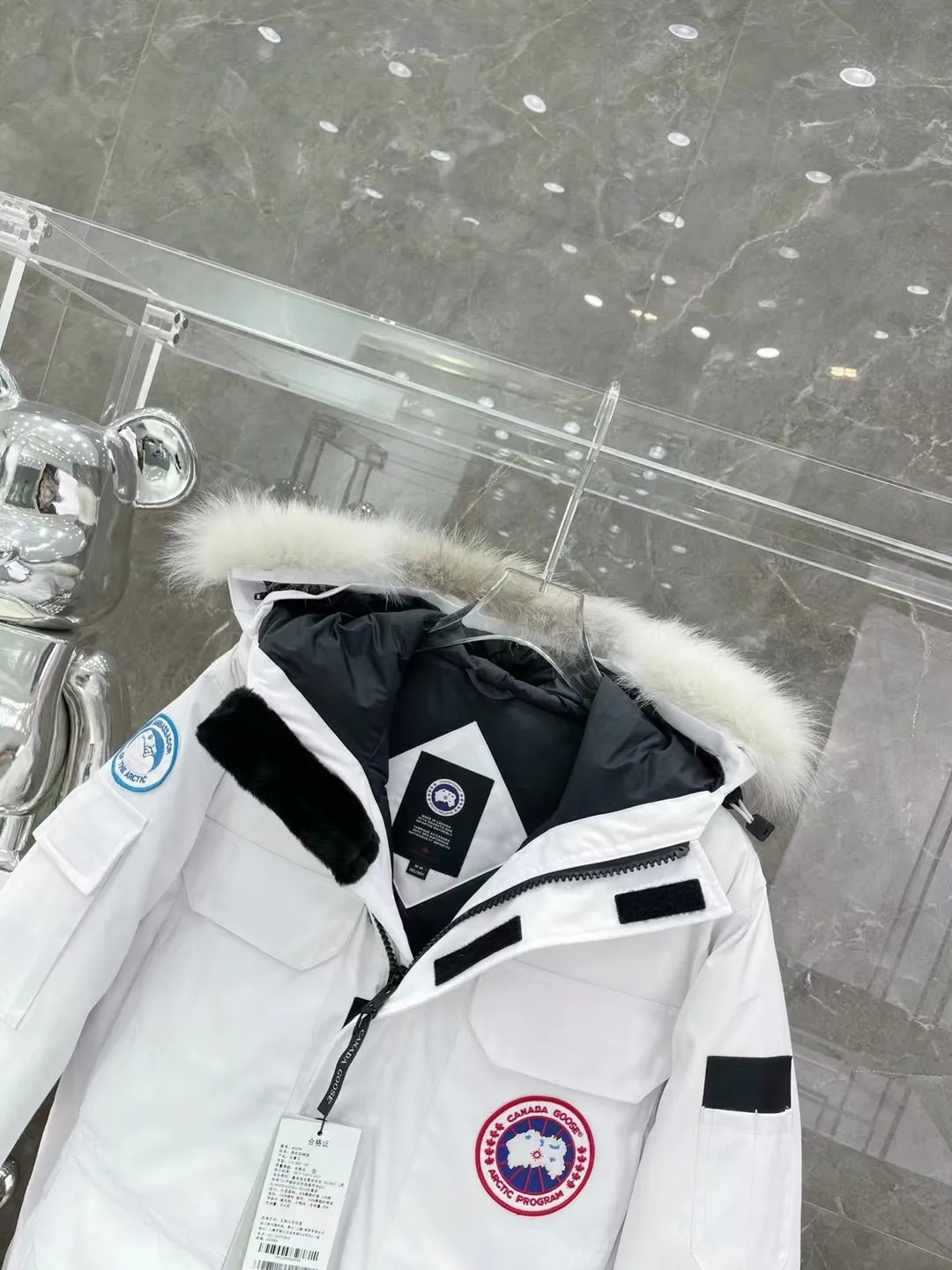 P800 Canada Goose "Canada Goose"🇨🇦 Beichen White / 08 Expedition Parka 4660M Product color: black, off-white, red, sand pink, sky blue, graphite gray, Beichen white, navy blue, sky blue, gray camouflage gray black label Product size: XS, S, M, L, XL, XXL The Expedition was originally a parka designed for scientists at the McMurdo Research Station in Antarctica. Whether your next journey takes you into the frozen urban jungle or across uncharted ice fields, wear Canada Goose's Expedition Parka and get proven results year after year in Antarctica by the National Science Foundation's Center for Polar Research.  Material list: 1⃣ Uses Y-shaped Velcro imported from Taiwan (exclusive in the market) 2⃣ Uses 18-count polyester-cotton blended fabric imported from South Korea (authentic synchronized fabric) 3⃣ National standard 80% white duck down, (zp uses 80% white duck down/90% of all boasts are fake) 4⃣ Western Canadian coyote hair (non-market dyed fox hair filled with wolf hair) Material analysis characteristics: 1⃣ The original/polyester-cotton fabric has a high polyester fiber content, and the polyester-cotton fabric has high heat and light resistance and good stability. It has bright colors, high fiber strength, durability, light resistance, heat resistance, and straightness. 2⃣ As we all know, the original version uses 80% white duck down. The fill power refers to the cubic inches of volume occupied by each ounce (30 grams) of down under certain conditions. If one ounce of down occupies 500 cubic inches, the fill power of the down is 500. So we can simply understand it as: fill power is the volume of down, and the volume of down is fill power. The higher the fill power of down, it means that under the same filling amount, down can fix a larger volume of air layer to keep warm and insulate, so the warmth retention of down is better. 3⃣ Western Canadian coyote hair, "large range of selected neck hair" is soft and fluffy, each wolf hair is 60-63 long / 14-16 wide at the peak, this width + preferred parts. It is basically unmatched by the same industry